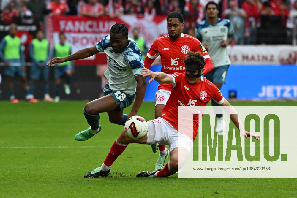 Fussball 1.Bundesliga, FSV Mainz 05 - Bayer 04 Leverkusen v.l. Fabio Gruber (FSV Mainz 05) Nathan Tella (Bayer 04 Leverkusen) Zweikampf, Aktion, action, battle for the ball Mainz