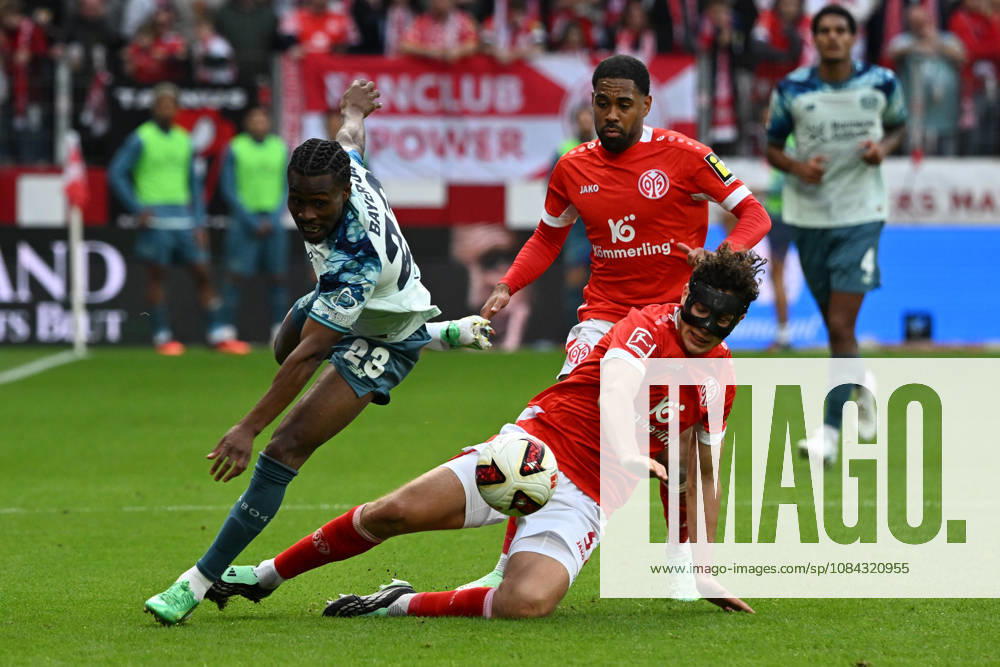 Fussball 1.Bundesliga, FSV Mainz 05 - Bayer 04 Leverkusen v.l. Fabio Gruber (FSV Mainz 05) Nathan Tella (Bayer 04 Leverkusen) Zweikampf, Aktion, action, battle for the ball Mainz