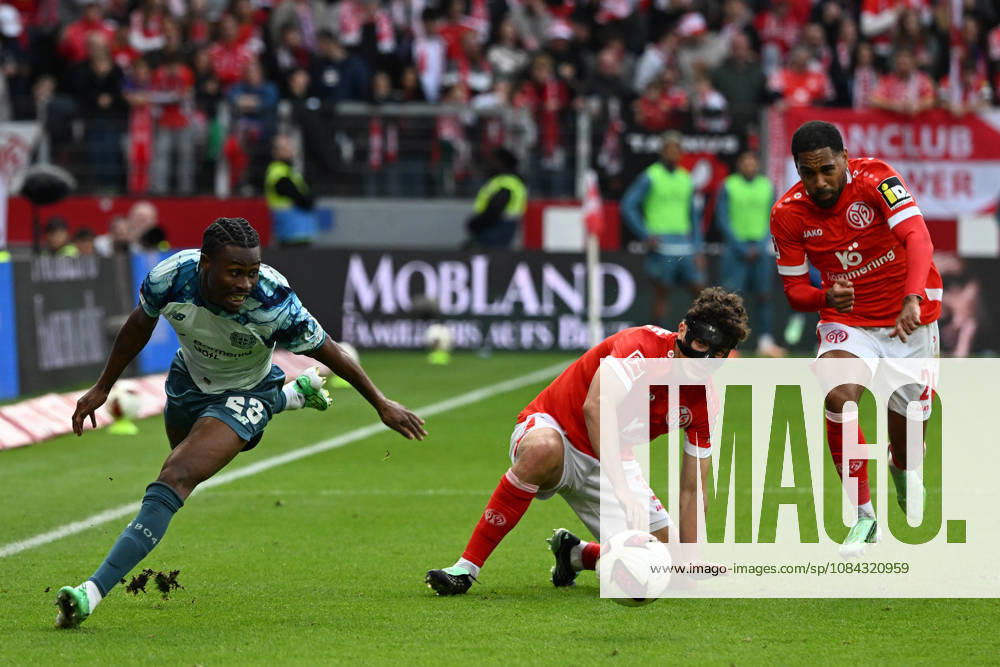 Fussball 1.Bundesliga, FSV Mainz 05 - Bayer 04 Leverkusen v.l. Fabio Gruber (FSV Mainz 05) Nathan Tella (Bayer 04 Leverkusen) Zweikampf, Aktion, action, battle for the ball Mainz