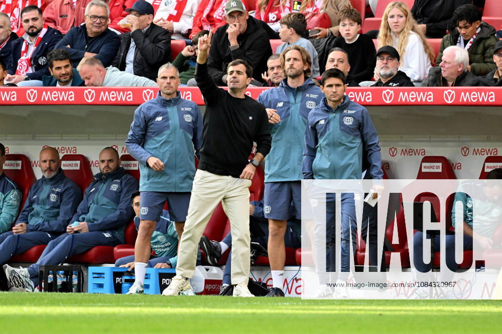Fussball 1.Bundesliga, FSV Mainz 05 - Bayer 04 Leverkusen v.l. Trainer Coach Carles Martinez (Bayer 04 Leverkusen) Mainz