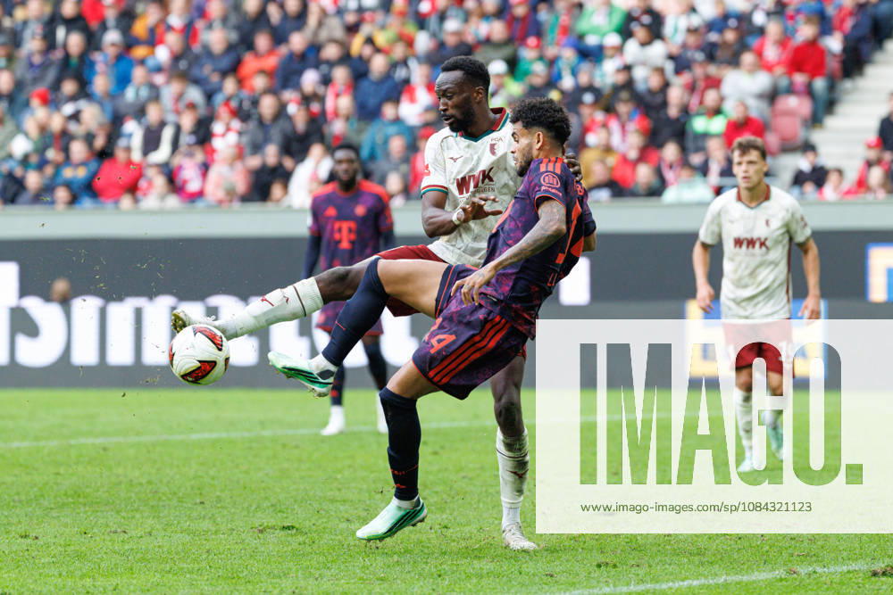 Chrislain Matsima (5, FC Augsburg) und Luis Diaz (14, FC Bayern München) beim Spiel zwischen FC Augsburg v FC Bayern München, Fussball, Herren, Bundesliga, 2026 2027, 5.Spieltag am 10.10.2026 in Augsburg, WWK ARENA. DFL and DFB regulations prohibit any use of photographs as image sequences and or quasi-video. Bayern Deutschland