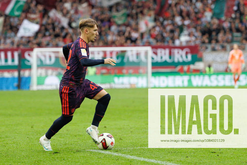 Lennart Karl (42, FC Bayern München) beim Spiel zwischen FC Augsburg v FC Bayern München, Fussball, Herren, Bundesliga, 2026 2027, 5.Spieltag am 10.10.2026 in Augsburg, WWK ARENA. DFL and DFB regulations prohibit any use of photographs as image sequences and or quasi-video. Bayern Deutschland