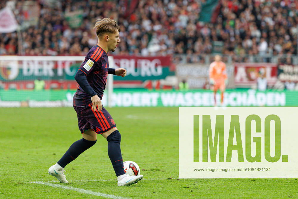 Lennart Karl (42, FC Bayern München) beim Spiel zwischen FC Augsburg v FC Bayern München, Fussball, Herren, Bundesliga, 2026 2027, 5.Spieltag am 10.10.2026 in Augsburg, WWK ARENA. DFL and DFB regulations prohibit any use of photographs as image sequences and or quasi-video. Bayern Deutschland