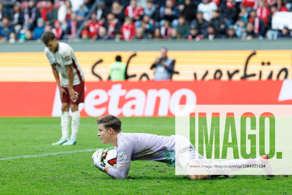 Finn Dahmen (1, FC Augsburg), hält den Ball sicher beim Spiel zwischen FC Augsburg v FC Bayern München, Fussball, Herren, Bundesliga, 2026 2027, 5.Spieltag am 10.10.2026 in Augsburg, WWK ARENA. DFL and DFB regulations prohibit any use of photographs as image sequences and or quasi-video. Bayern Deutschland