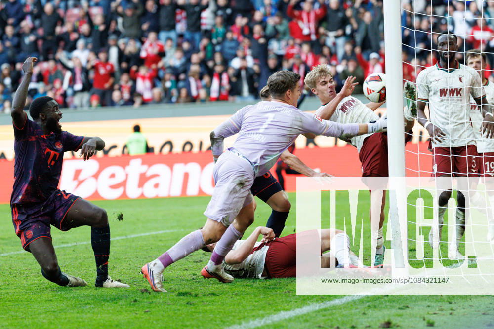 Hennes Behrens (16, FC Augsburg) und Finn Dahmen (1, FC Augsburg) retten auf der Linie beim Spiel zwischen FC Augsburg v FC Bayern München, Fussball, Herren, Bundesliga, 2026 2027, 5.Spieltag am 10.10.2026 in Augsburg, WWK ARENA. DFL and DFB regulations prohibit any use of photographs as image sequences and or quasi-video. Bayern Deutschland