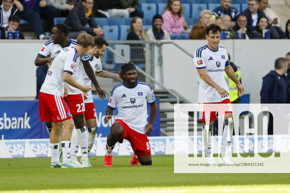 Torjubel Hamburger SV beim 2:2 durch Terem Moffi (Hamburger SV, 09), Freude, Begeisterung, positive Emotionen, Torerfolg , Deutschland, Fussball, 1. Bundesliga, 5.Spieltag, 2026 2027, TSG Hoffenheim vs. Hamburger SV, 10.10.2026, Sinsheim SNP Arena Deutschland