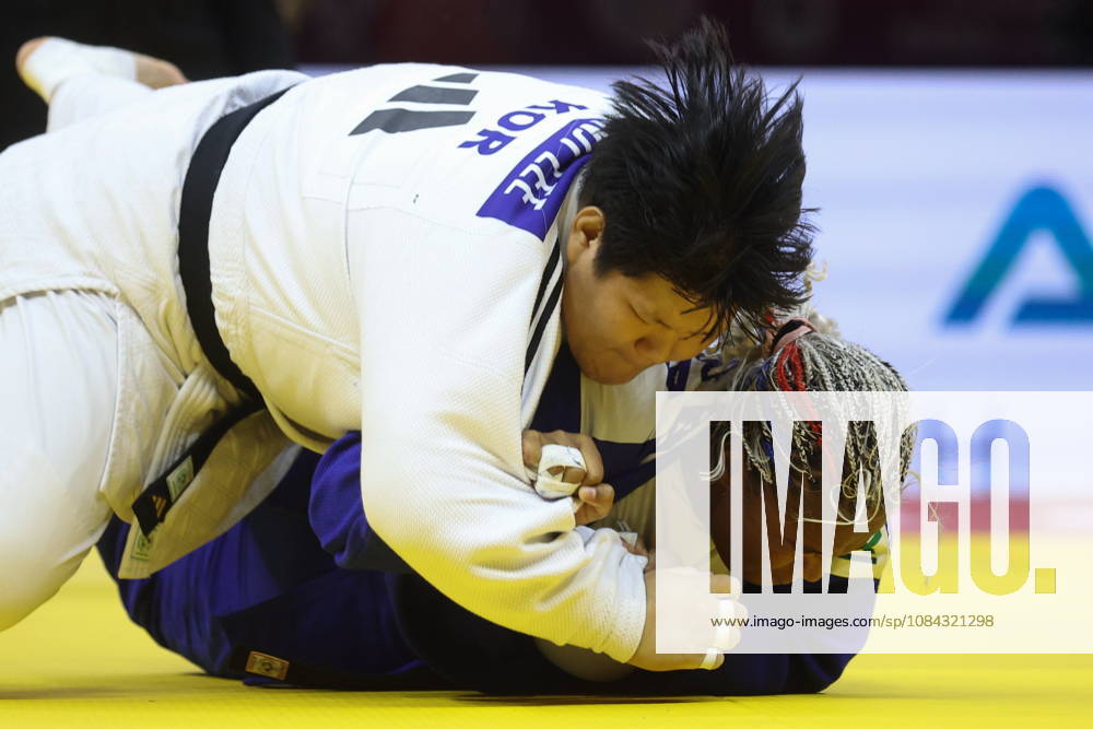 AZERBAIJAN, BAKU - OCTOBER 10, 2026: South Korea s Lee Hyeon-ji (L) and France s Romane Dicko fight in their heavyweight bout during the 2026 World Judo Championships at the National Gymnastics Arena. Mikhail Sinitsyn TASS 99046672