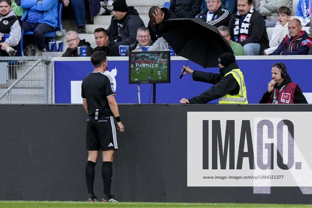 Harm Osmers (Schiedsrichter) konsultiert nach dem vermeintlichen Tor zum 2:2 für den HSV den Video Assist Referee, VAR, Videobeweis, Videoschiedsrichter, Video, Aktion, Action, Spielszene, 10.10.2026, Sinsheim (Deutschland), Fussball, Bundesliga, TSG 1899 Hoffenheim - Hamburger SV, DFB DFL REGULATIONS PROHIBIT ANY USE OF PHOTOGRAPHS AS IMAGE SEQUENCES AND OR QUASI-VIDEO.