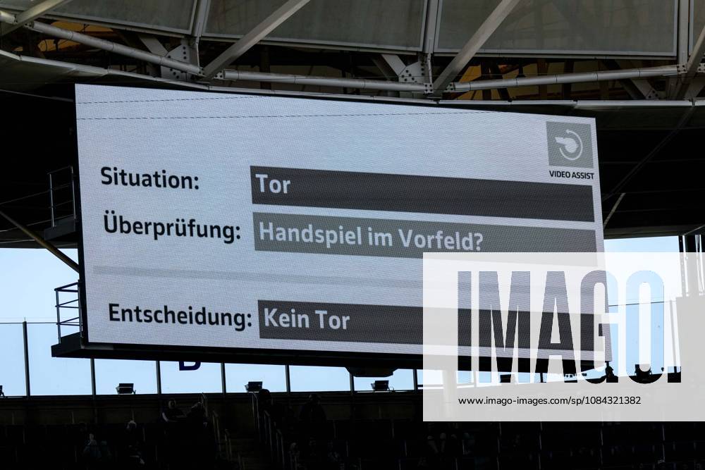 Die Anzeigetafel zeigt es an, Handspiel im Vorfeld, kein Treffer, nach dem vermeintlichen Tor zum 2:2 für den HSV den Video Assist Referee, VAR, Videobeweis, Videoschiedsrichter, Video, Aktion, Action, Spielszene, 10.10.2026, Sinsheim (Deutschland), Fussball, Bundesliga, TSG 1899 Hoffenheim - Hamburger SV, DFB DFL REGULATIONS PROHIBIT ANY USE OF PHOTOGRAPHS AS IMAGE SEQUENCES AND OR QUASI-VIDEO.