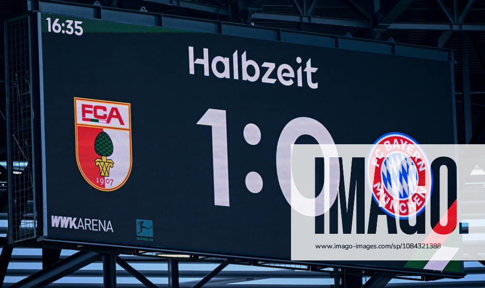 Fussball 1.Bundesliga, FC Augsburg - Bayern München v.l. Anzeigetafel Spielstand zur Halbzeit 1:0 Augsburg