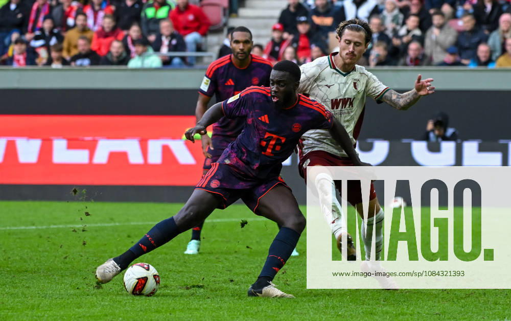 Fussball 1.Bundesliga, FC Augsburg - Bayern München v.l. Dayot Upamecano (FC Bayern Muenchen), Calvin Brackelmann (FC Augsburg) Zweikampf, Aktion, action, battle for the ball Augsburg