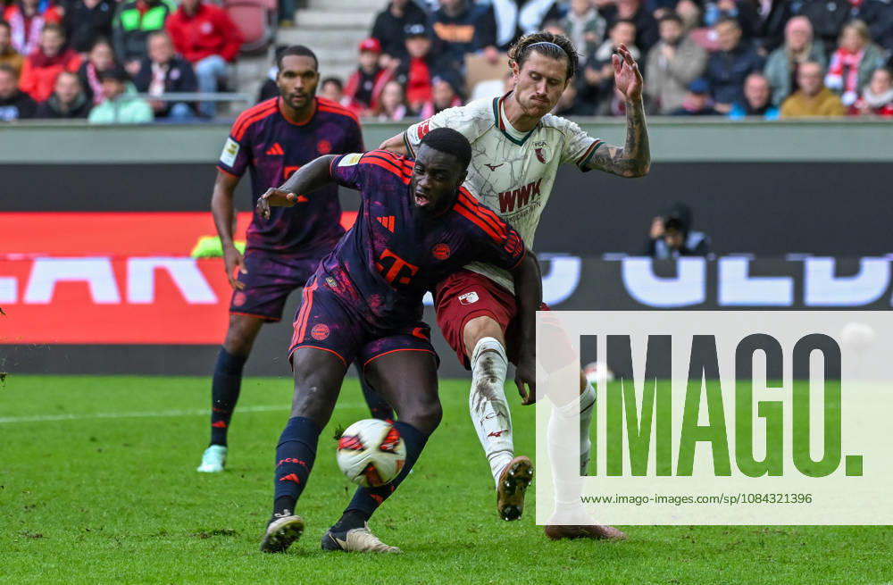 Fussball 1.Bundesliga, FC Augsburg - Bayern München v.l. Dayot Upamecano (FC Bayern Muenchen), Calvin Brackelmann (FC Augsburg) Zweikampf, Aktion, action, battle for the ball Augsburg