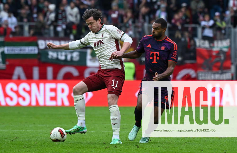 Fussball 1.Bundesliga, FC Augsburg - Bayern München v.l. Michael Gregoritsch (FC Augsburg), Jonathan Tah (FC Bayern Muenchen) Zweikampf, Aktion, action, battle for the ball Augsburg
