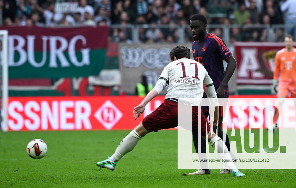 Fussball 1.Bundesliga, FC Augsburg - Bayern München v.l. Michael Gregoritsch (FC Augsburg), Dayot Upamecano (FC Bayern Muenchen) Zweikampf, Aktion, action, battle for the ball Augsburg
