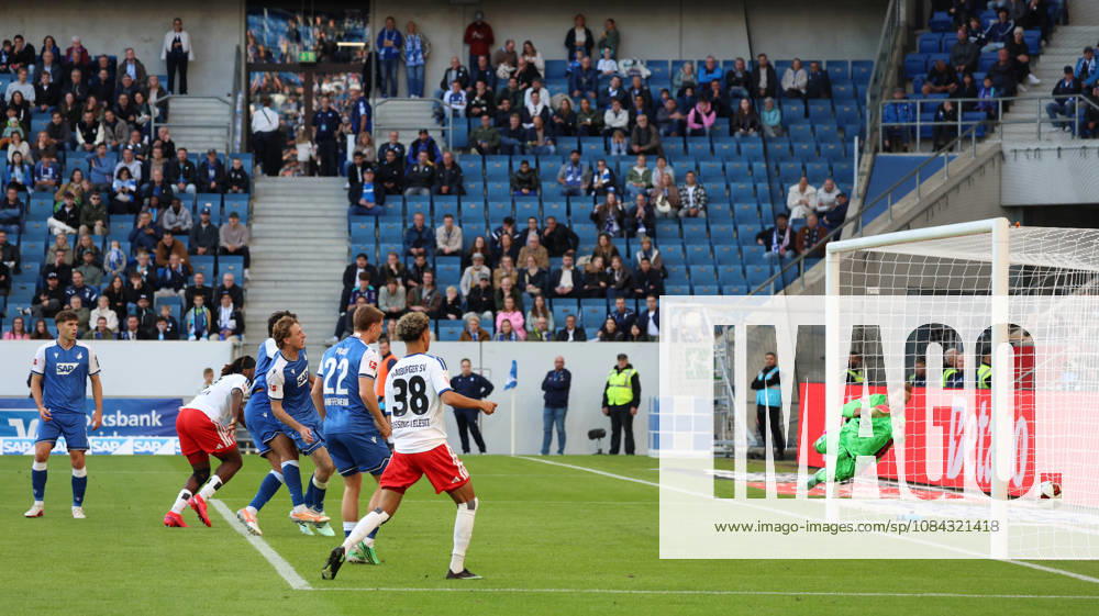 Fussball 1.Bundesliga, TSG 1899 Hoffenheim - Hamburger SV v.l. Kopfball zum 2:2 durch Terem Moffi (Hamburger SV) Oliver Baumann (TSG 1899 Hoffenheim) Sinsheim