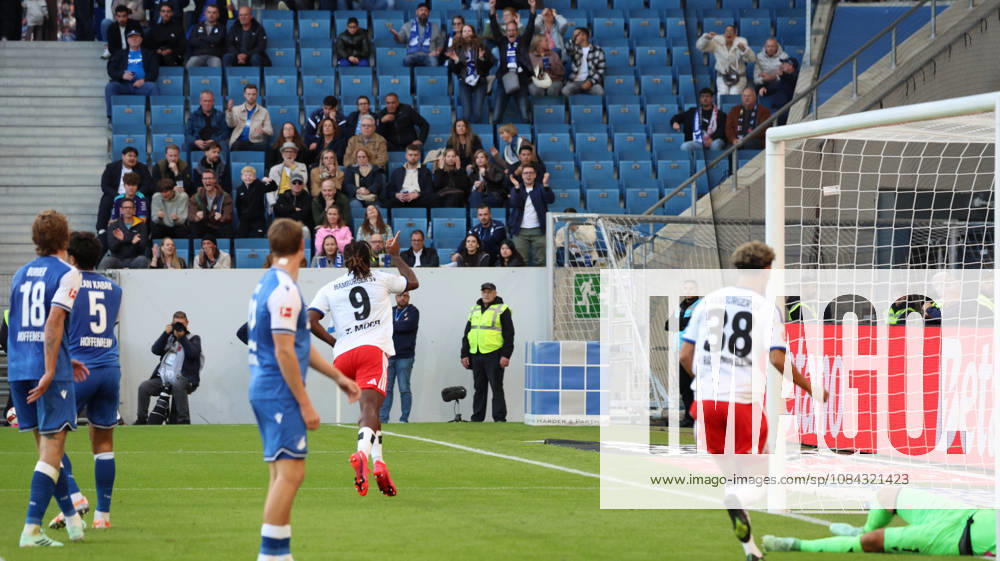Fussball 1.Bundesliga, TSG 1899 Hoffenheim - Hamburger SV v.l. Torjubel nach dem Tor zum celebrating the goal celebrate 2:2 durch Terem Moffi (Hamburger SV) Sinsheim