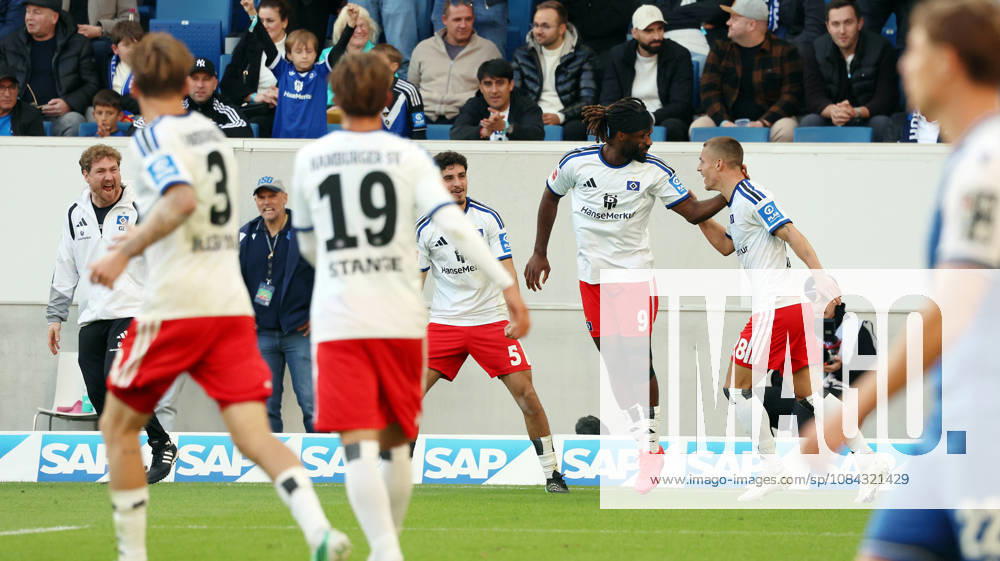 Fussball 1.Bundesliga, TSG 1899 Hoffenheim - Hamburger SV v.l. Torjubel nach dem Tor zum celebrating the goal celebrate 2:2 durch Terem Moffi (Hamburger SV) Sinsheim