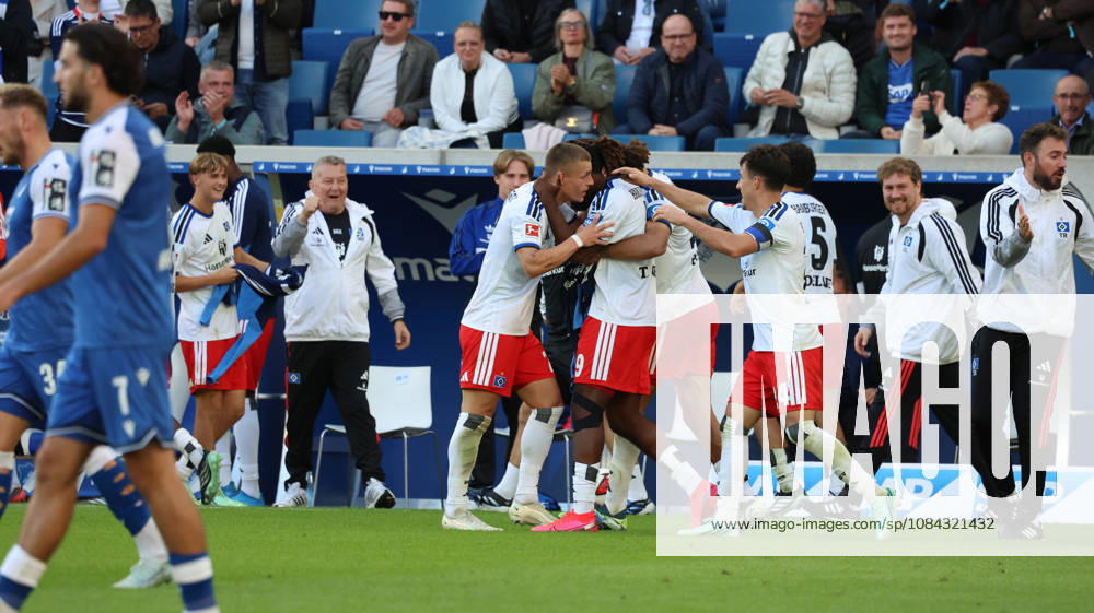 Fussball 1.Bundesliga, TSG 1899 Hoffenheim - Hamburger SV v.l. Torjubel nach dem Tor zum celebrating the goal celebrate 2:2 durch Terem Moffi (Hamburger SV) Sinsheim