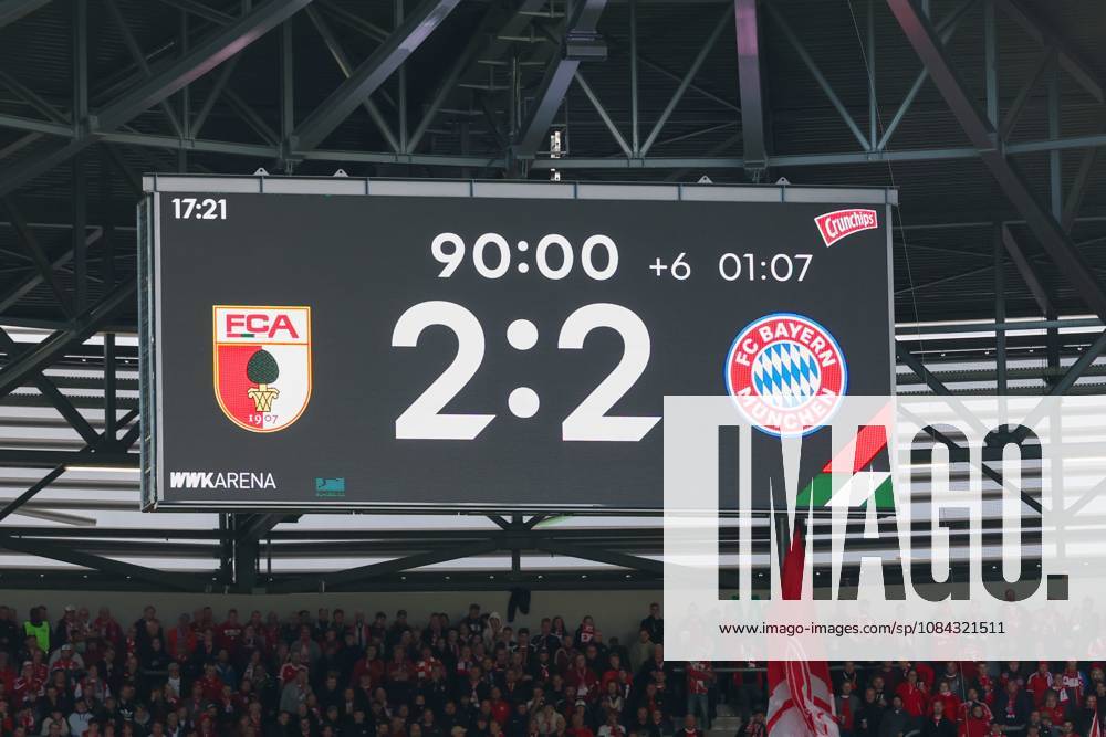 Endstand auf der Anzeigetafel, 2:2, FC Augsburg vs. FC Bayern Muenchen, Fussball, 1. Bundesliga, 5. Spieltag, 10.10.2026 DFB DFL regulations prohibit any use of photographs as image sequences and or quasi-video Augsburg Bayern Deutschland