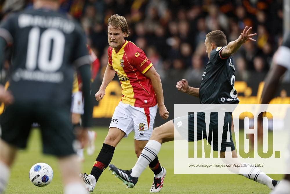 DEVENTER - (lr) Melle Meulensteen of Go Ahead Eagles, Jens Toornstra of Sparta Rotterdam during the Dutch Eredivisie match between Go Ahead Eagles and Sparta Rotterdam at De Adelaarshorst on October 10, 2026 in Deventer, the Netherlands. BART STOUTJESDIJK ANP Eredivisie 2026 27 ANPxSportx IVx 572029342 originalFilename: 572029342
