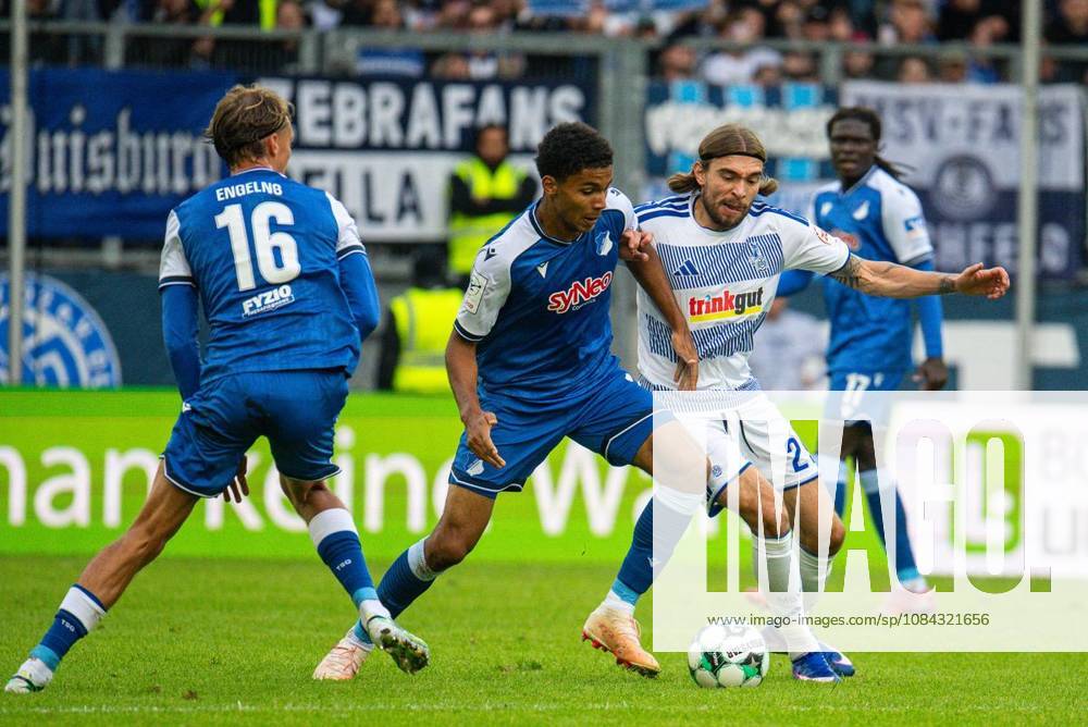 Fußball 3.Liga MSV Duisburg - TSG Hoffenheim II am 10.10.26 in der Schauinsland-Reisen Arena in Duisburg Tristan Spranger( Hoffenheim 2),links - Joshua Bitter ( Duisburg ),rechts Duisburg