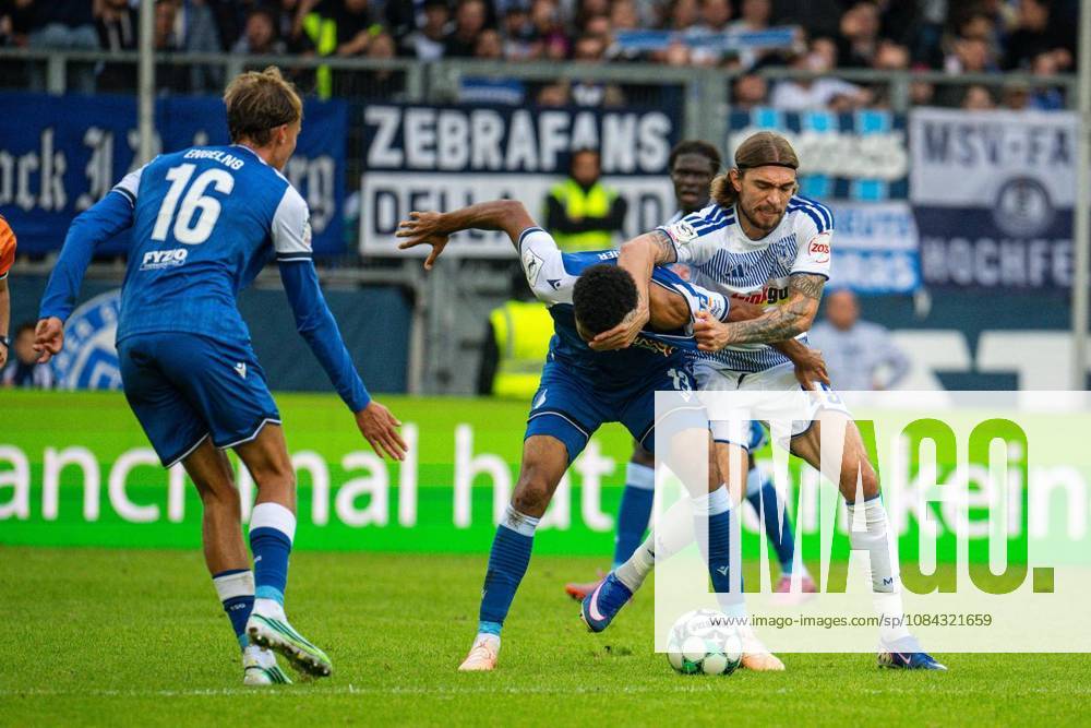 Fußball 3.Liga MSV Duisburg - TSG Hoffenheim II am 10.10.26 in der Schauinsland-Reisen Arena in Duisburg Tristan Spranger( Hoffenheim 2),links - Joshua Bitter ( Duisburg ),rechts Duisburg