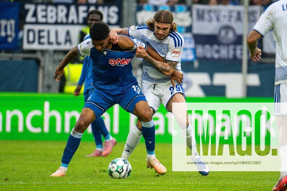 Fußball 3.Liga MSV Duisburg - TSG Hoffenheim II am 10.10.26 in der Schauinsland-Reisen Arena in Duisburg Tristan Spranger( Hoffenheim 2),links - Joshua Bitter ( Duisburg ),rechts Duisburg