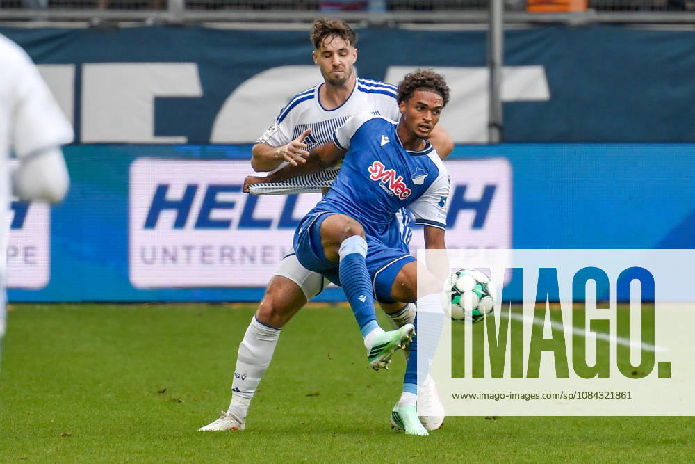 V. li. im Zweikampf Tobias Fleckstein (Duisburg 5) Jykese Fields (Hoffenheim 11) 10.10.2026 ¢ Fussball ¢ MSV Duisburg vs TSG 1899 Hoffenheim II, Schauinsland-Reisen-Arena, Duisburg, DFB DFL REGULATIONS PROHIBIT ANY USE OF PHOTOGRAPHS AS IMAGE SEQUENCES AND OR QUASI-VIDEO NRW Germany