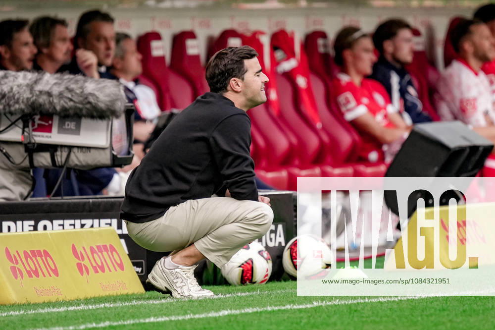 Deutschland: Fussball Saison 2026 2027 , 1. Bundesliga , 5. Spieltag , 1. FSV Mainz 05 vs. Bayer 04 Leverkusen - MEWA-Arena (Mainz) : Carles Martinez Carles Martinez (Trainer, Bayer 04 Leverkusen) Mainz MEWA-Arena Deutschland Germany