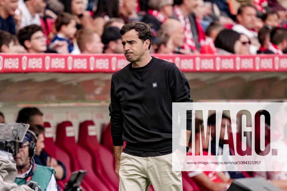 Deutschland: Fussball Saison 2026 2027 , 1. Bundesliga , 5. Spieltag , 1. FSV Mainz 05 vs. Bayer 04 Leverkusen - MEWA-Arena (Mainz) : Carles Martinez Carles Martinez (Trainer, Bayer 04 Leverkusen) Mimik, Gesichtsausdruck, Emotion Mainz MEWA-Arena Deutschland Germany