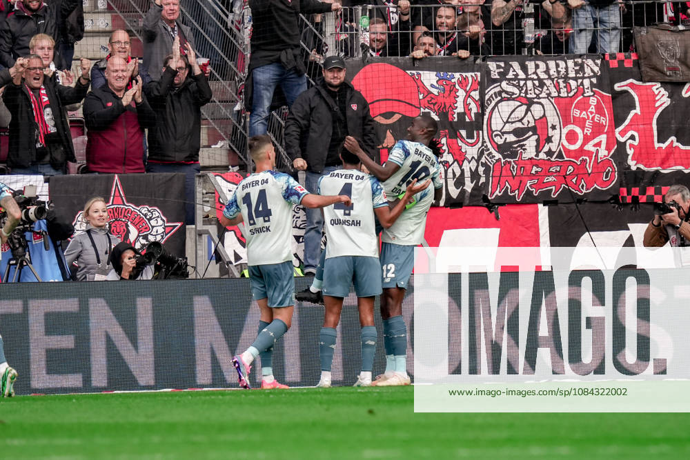 Deutschland: Fussball Saison 2026 2027 , 1. Bundesliga , 5. Spieltag , 1. FSV Mainz 05 vs. Bayer 04 Leverkusen - MEWA-Arena (Mainz) : Leverkusener Spieler jubeln zum 2:4 Führungstreffer, Tor, Torjubel, Jubel, Freude, Emotionen Mainz MEWA-Arena Deutschland Germany