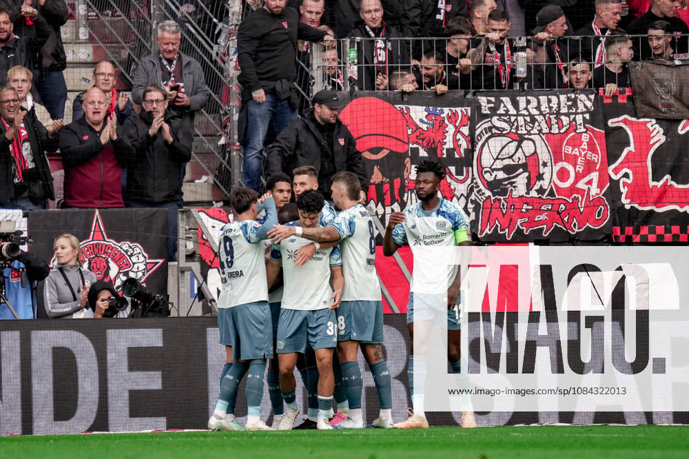 Deutschland: Fussball Saison 2026 2027 , 1. Bundesliga , 5. Spieltag , 1. FSV Mainz 05 vs. Bayer 04 Leverkusen - MEWA-Arena (Mainz) : Leverkusener Spieler jubeln zum 2:4 Führungstreffer, Tor, Torjubel, Jubel, Freude, Emotionen Mainz MEWA-Arena Deutschland Germany