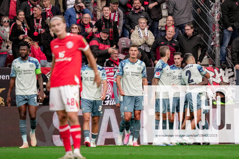 Deutschland: Fussball Saison 2026 2027 , 1. Bundesliga , 5. Spieltag , 1. FSV Mainz 05 vs. Bayer 04 Leverkusen - MEWA-Arena (Mainz) : Leverkusener Spieler jubeln zum 2:4 Führungstreffer, Tor, Torjubel, Jubel, Freude, Emotionen Mainz MEWA-Arena Deutschland Germany