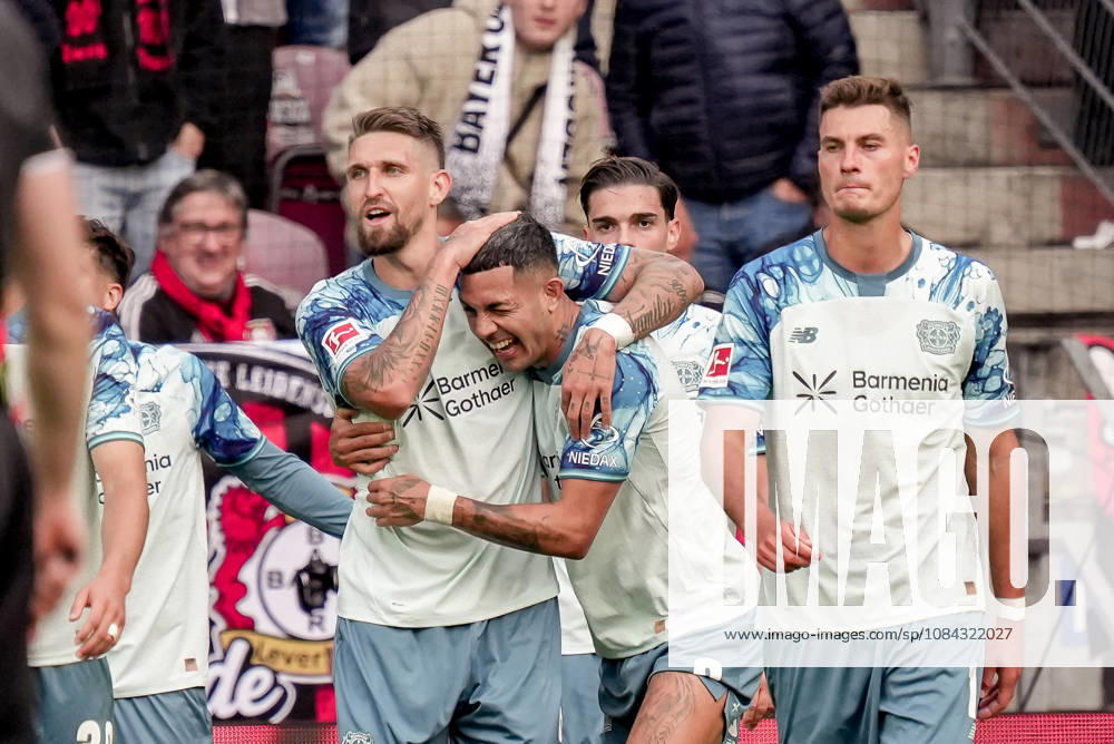 Deutschland: Fussball Saison 2026 2027 , 1. Bundesliga , 5. Spieltag , 1. FSV Mainz 05 vs. Bayer 04 Leverkusen - MEWA-Arena (Mainz) : Robert Andrich (Bayer 04 Leverkusen, 8) und Facundo Medina (Bayer 04 Leverkusen, 2) Tor und Torjubel zum 2:4, Tor, Torjubel, Jubel, Freude, Emotionen Mainz MEWA-Arena Deutschland Germany
