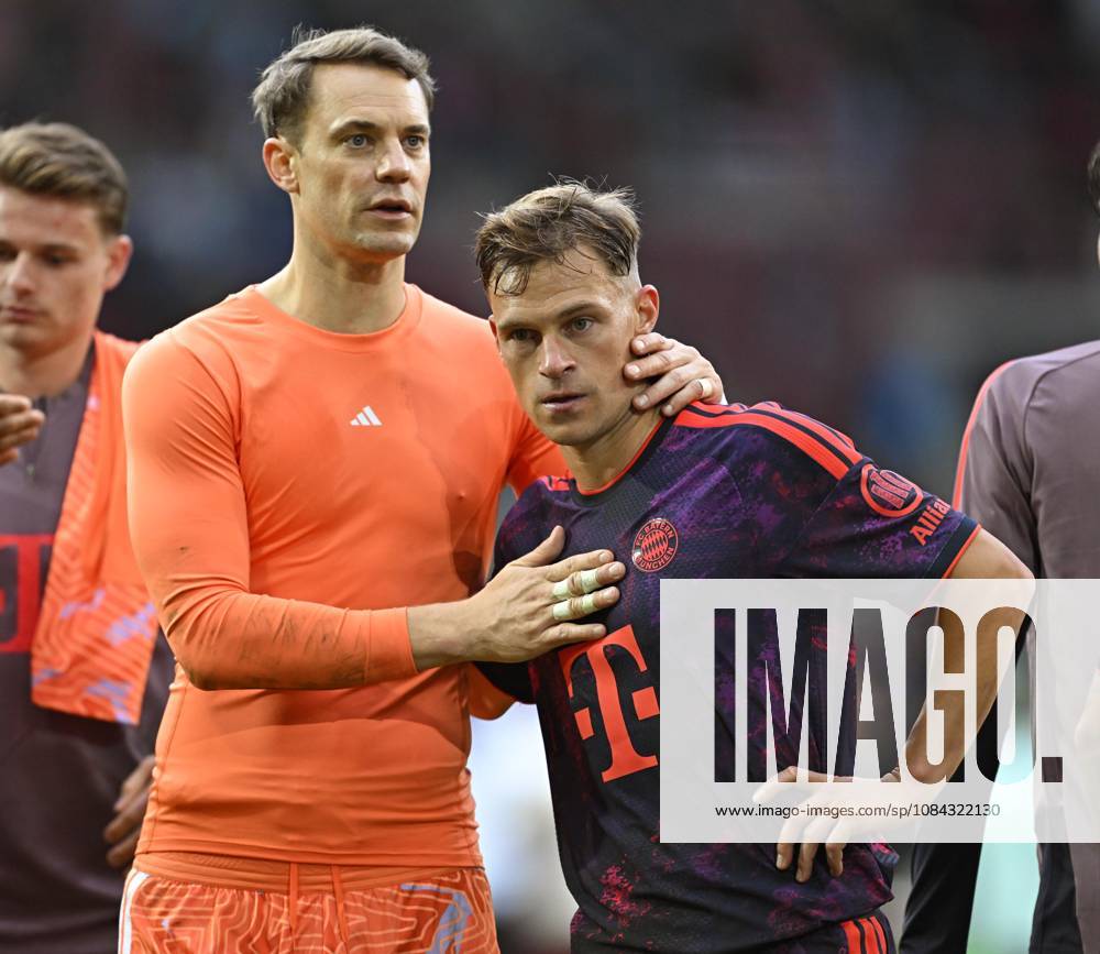 Fussball Bundesliga 2026 2027, 5.Spieltag, FC Augsburg - FC Bayern München, in der WWK-Arena Augsburg, v.l. Torwart Manuel Neuer (FC Bayern München) und Joshua Kimmich (FC Bayern München) sind enttäuscht