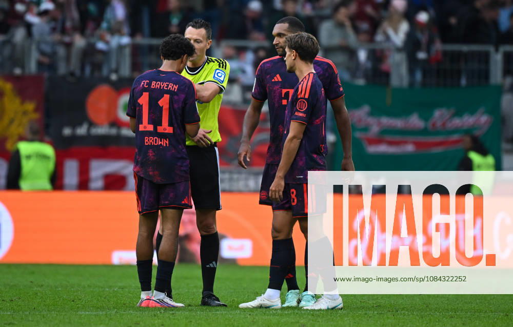 Fussball 1.Bundesliga, FC Augsburg - Bayern München v.l. Mannschaft, Spieler, enttaeuscht, enttaeuscht schauend nach Spielende, dissapointed at the end of the match Augsburg