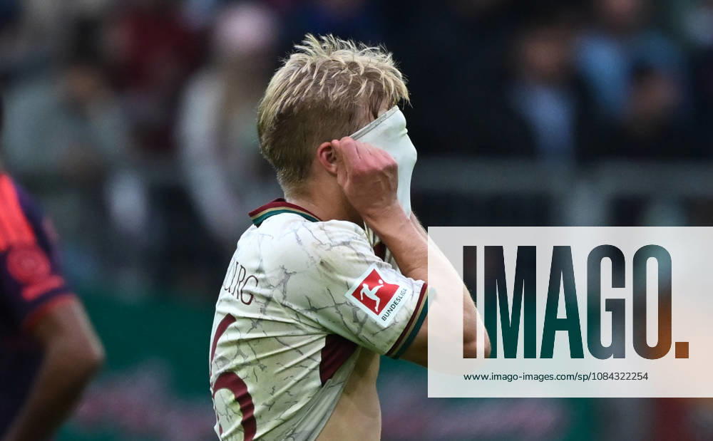 Fussball 1.Bundesliga, FC Augsburg - Bayern München v.l. Mannschaft, Spieler, enttaeuscht, enttaeuscht schauend nach Spielende, dissapointed at the end of the match Hennes Behrens (FC Augsburg) Augsburg