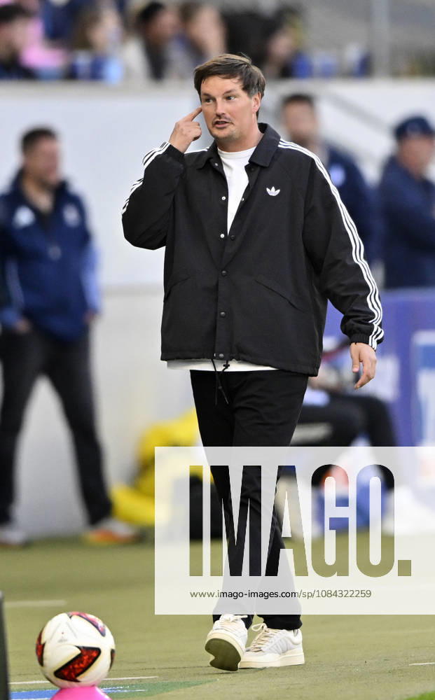 Trainer Coach Merlin Polzin Hamburger SV HSV Gestik Geste TSG 1899 Hoffenheim vs Hamburger SV HSV 10.10.2026 DFL REGULATIONS PROHIBIT ANY USE OF PHOTOGRAPHS AS IMAGE SEQUENCES AND OR QUASI-VIDEO TSG 1899 Hoffenheim vs Hamburger SV HSV