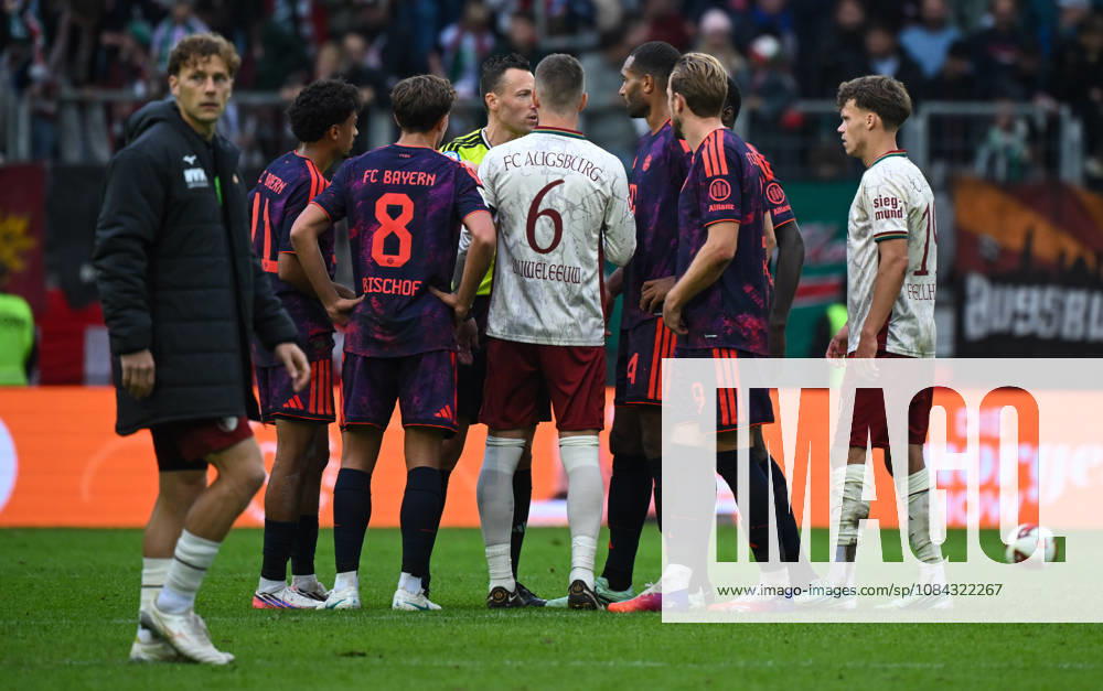 Fussball 1.Bundesliga, FC Augsburg - Bayern München v.l. Mannschaft, Spieler, enttaeuscht, enttaeuscht schauend nach Spielende, dissapointed at the end of the match Augsburg