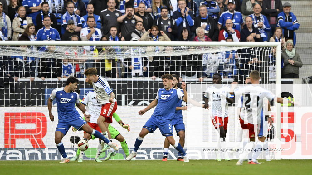TOR zum 2:3 Miro Muheim Hamburger SV HSV (28) Torschuss Aktion Torchance findet Weg durch Freund und Feind ins Tor TSG 1899 Hoffenheim vs Hamburger SV HSV 10.10.2026 DFL REGULATIONS PROHIBIT ANY USE OF PHOTOGRAPHS AS IMAGE SEQUENCES AND OR QUASI-VIDEO TSG 1899 Hoffenheim vs Hamburger SV HSV