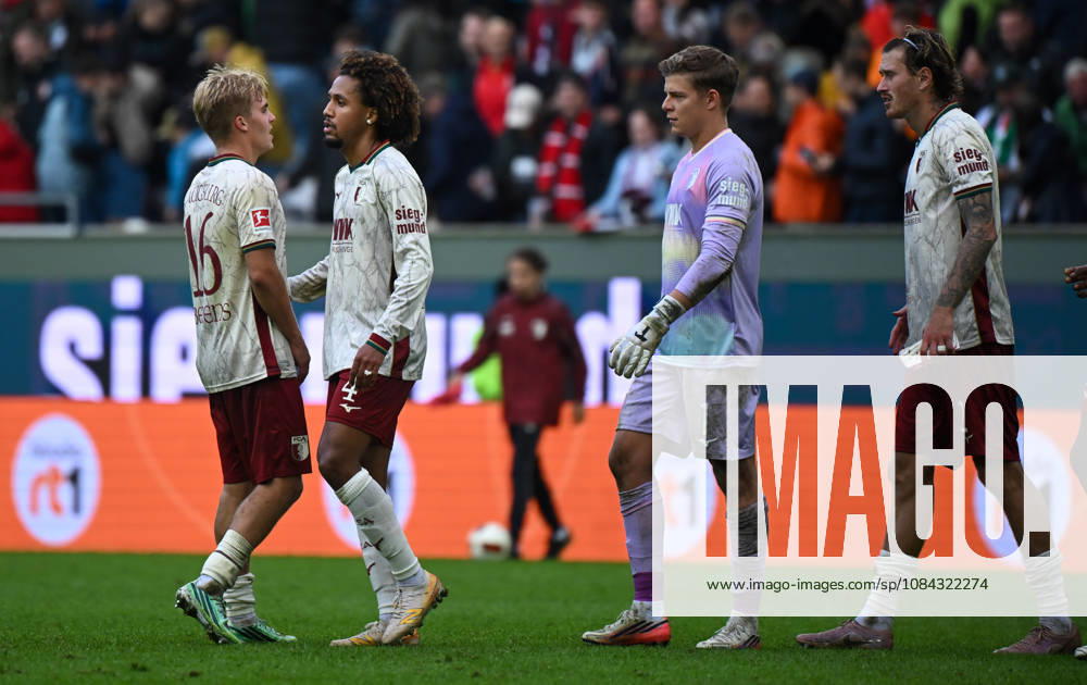 Fussball 1.Bundesliga, FC Augsburg - Bayern München v.l. Mannschaft, Spieler, enttaeuscht, enttaeuscht schauend nach Spielende, dissapointed at the end of the match Augsburg