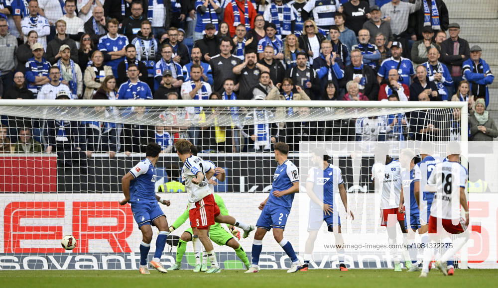 TOR zum 2:3 Miro Muheim Hamburger SV HSV (28) Torschuss Aktion Torchance findet Weg durch Freund und Feind ins Tor TSG 1899 Hoffenheim vs Hamburger SV HSV 10.10.2026 DFL REGULATIONS PROHIBIT ANY USE OF PHOTOGRAPHS AS IMAGE SEQUENCES AND OR QUASI-VIDEO TSG 1899 Hoffenheim vs Hamburger SV HSV