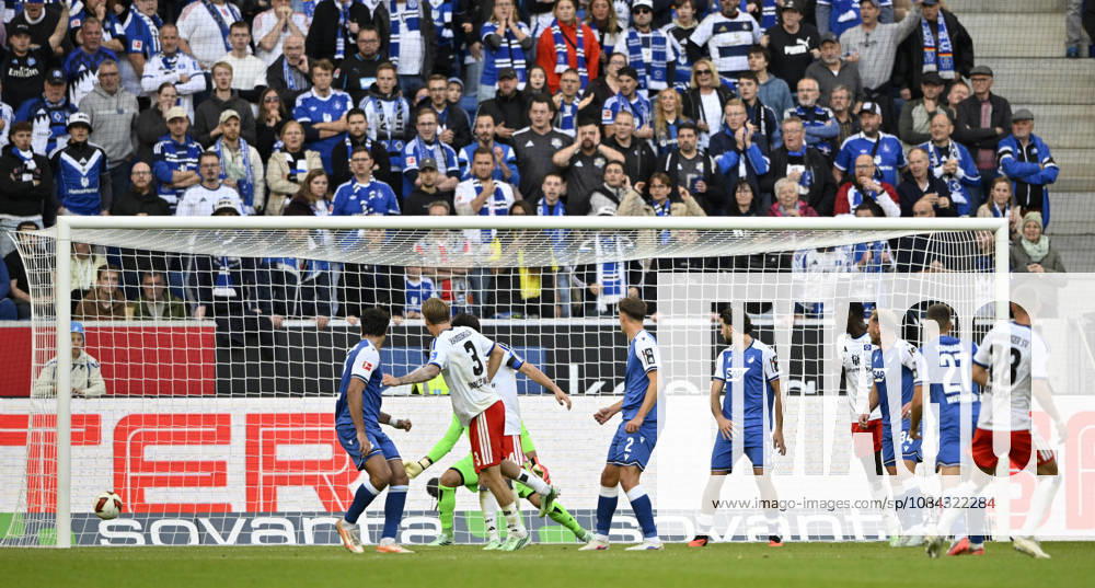 TOR zum 2:3 Miro Muheim Hamburger SV HSV (28) Torschuss Aktion Torchance findet Weg durch Freund und Feind ins Tor TSG 1899 Hoffenheim vs Hamburger SV HSV 10.10.2026 DFL REGULATIONS PROHIBIT ANY USE OF PHOTOGRAPHS AS IMAGE SEQUENCES AND OR QUASI-VIDEO TSG 1899 Hoffenheim vs Hamburger SV HSV