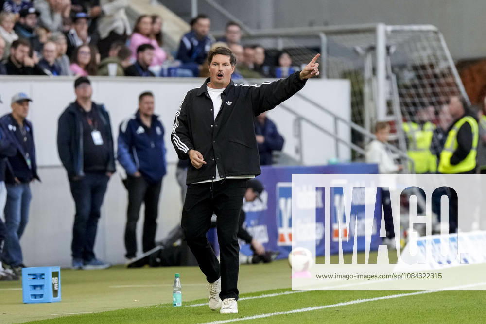 Merlin Polzin (Trainer, Cheftrainer, HSV), gibt Anweisungen, gestikuliert, mit den Armen gestikulieren, Freisteller, Ganzkörper, Einzelbild, Einzelfoto, Aktion, Action, am Spielfeldrand, an der Seitenauslinie, 10.10.2026, Sinsheim (Deutschland), Fussball, Bundesliga, TSG 1899 Hoffenheim - Hamburger SV, DFB DFL REGULATIONS PROHIBIT ANY USE OF PHOTOGRAPHS AS IMAGE SEQUENCES AND OR QUASI-VIDEO.