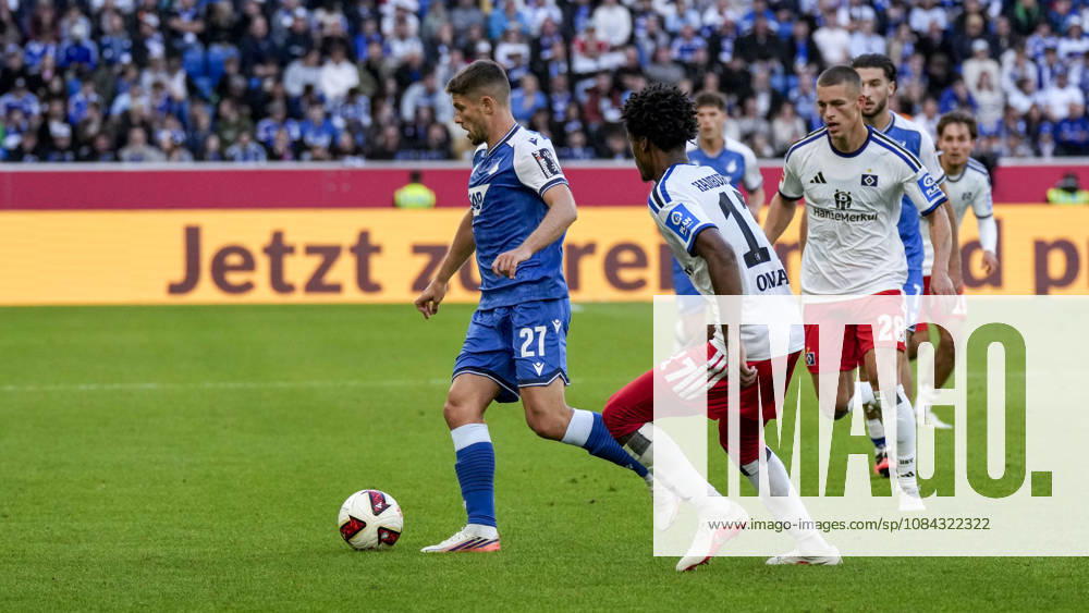 V.li.: Andrej Kramaric (Hoffenheim, 27), Warmed Omari (HSV, 17), Miro Muheim (HSV, 28), Zweikampf, Spielszene, Duell, duel, tackle, tackling, Dynamik, Action, Aktion, 10.10.2026, Sinsheim (Deutschland), Fussball, Bundesliga, TSG 1899 Hoffenheim - Hamburger SV, DFB DFL REGULATIONS PROHIBIT ANY USE OF PHOTOGRAPHS AS IMAGE SEQUENCES AND OR QUASI-VIDEO.
