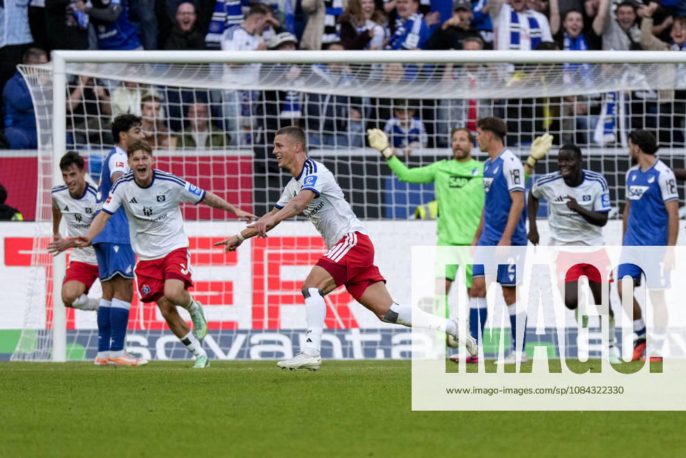 Torschütze Miro Muheim (HSV, 28), Spieler vom Hamburger SV (HSV), jubelt über das Tor zum 2:3, Jubel, jubeln, Torjubel, Torerfolg, celebrate the goal, goal, celebration, jubelt ueber das Tor, Freuen, Freude, freut sich, optimistisch, positiv, Spielszene, Highlight, Einzelbild, Einzelfoto, Aktion, Action, 10.10.2026, Sinsheim (Deutschland), Fussball, Bundesliga, TSG 1899 Hoffenheim - Hamburger SV, DFB DFL REGULATIONS PROHIBIT ANY USE OF PHOTOGRAPHS AS IMAGE SEQUENCES AND OR QUASI-VIDEO.
