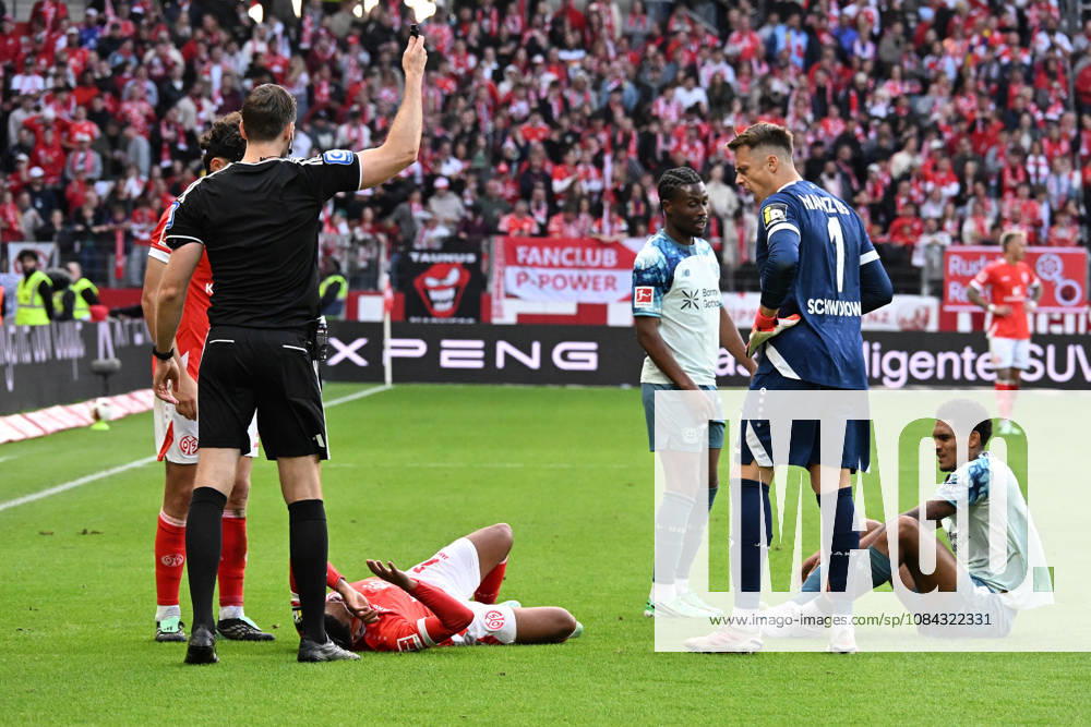 Fussball 1.Bundesliga, FSV Mainz 05 - Bayer 04 Leverkusen v.l. Philipp Mwene (FSV Mainz 05) verletzt, Verletzung, Schmerz, Schmerzen Mainz