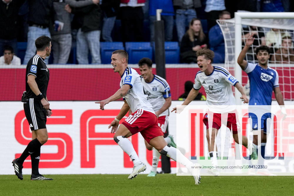 V.li.: Torschütze Miro Muheim (HSV, 28), Nicolas Capaldo (HSV, 24), David Möller Wolfe (HSV, 3), Spieler vom Hamburger SV (HSV), jubeln über das Tor zum 2:3, Jubel, Torjubel, Torerfolg, celebrate the goal, goal, celebration, jubelt ueber das Tor, Freuen, Freude, freut sich, optimistisch, positiv, Spielszene, Highlight, Action, Aktion, 10.10.2026, Sinsheim (Deutschland), Fussball, Bundesliga, TSG 1899 Hoffenheim - Hamburger SV, DFB DFL REGULATIONS PROHIBIT ANY USE OF PHOTOGRAPHS AS IMAGE SEQUENCES AND OR QUASI-VIDEO.