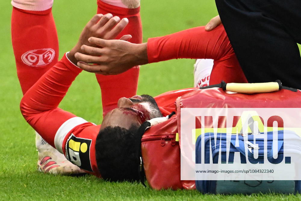 Fussball 1.Bundesliga, FSV Mainz 05 - Bayer 04 Leverkusen v.l. Philipp Mwene (FSV Mainz 05) verletzt, Verletzung, Schmerz, Schmerzen Mainz