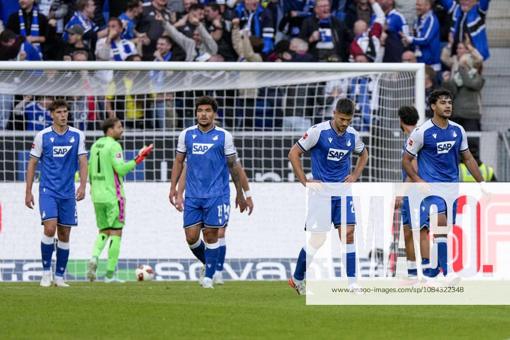 V.li.: Robin Hranac (Hoffenheim, 2), Oliver Baumann (Torwart, Hoffenheim, 1, Kapitän), Valentin Gendrey (Hoffenheim, 15), Vladimir Coufal (Hoffenheim, 34), Andrej Kramaric (Hoffenheim, 27), Leon Avdullahu (Hoffenheim, 7), Ozan Muhammed Kabak (Hoffenheim, 5), Spieler der TSG 1899 Hoffenheim, enttäuscht schauend, Enttäuschung, Frustration, disappointed, pessimistisch, nach dem Gegentor zum 2:3, Action, Aktion, Spielszene, 10.10.2026, Sinsheim (Deutschland), Fussball, Bundesliga, TSG 1899 Hoffenheim - Hamburger SV, DFB DFL REGULATIONS PROHIBIT ANY USE OF PHOTOGRAPHS AS IMAGE SEQUENCES AND OR QUASI-VIDEO.